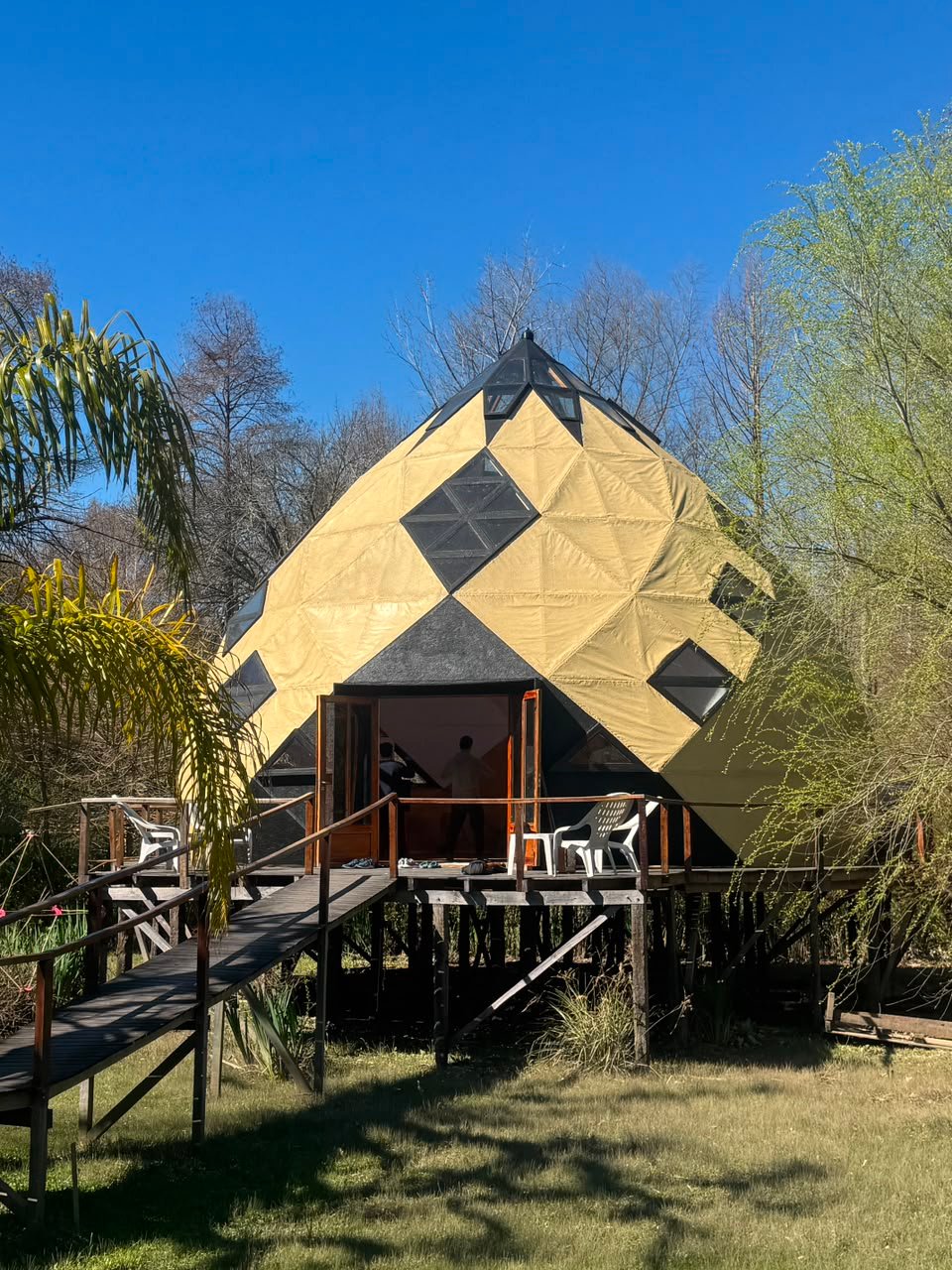 Cúpula del Zome desde el exterior en Tinku-Wasi, Delta de Tigre